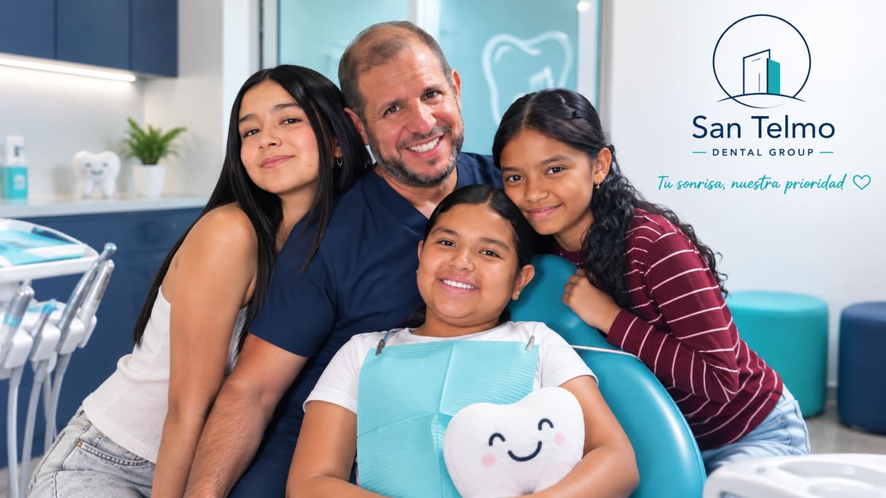 Especialista de San Telmo Dental Group junto a pacientes de distintas edades en el consultorio